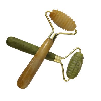 Des rouleaux de Guasha en jade vert naturel à pointe pour le massage du visage