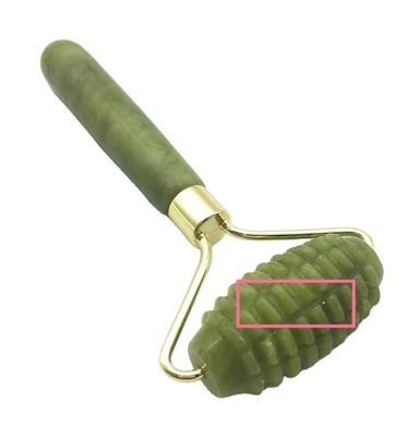 Des rouleaux de Guasha en jade vert naturel à pointe pour le massage du visage