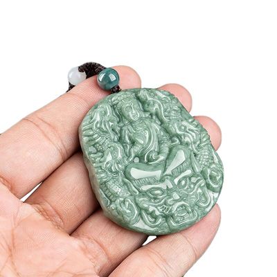 Neuf dragons de jade naturel sculpté Collier de pendentif Guan Yin Un ajout unique à votre collection de bijoux
