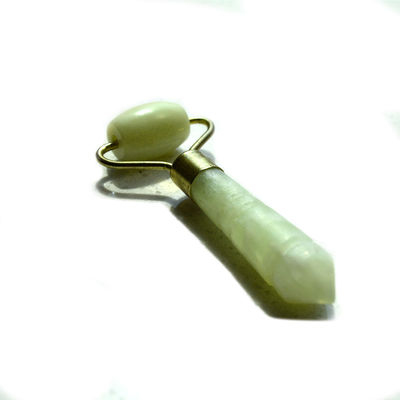 Ruloir facial en pierre de jade argentée pour les yeux et le visage Massage anti-âge Ruloir facial en jade vert naturel Massageur facial 110 * 55mm