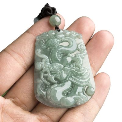 Collier de pendentif de conception unique avec le jade chinois traditionnel fait à la main volant Lucky Dragon Jadeite