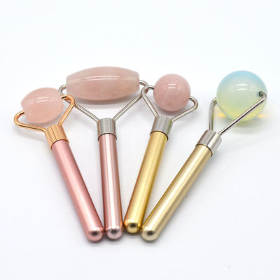 Un rouleau de massage facial en quartz rose naturel pour un teint rafraîchi et revitalisé