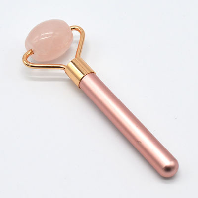 Un rouleau de massage facial en quartz rose naturel pour un teint rafraîchi et revitalisé