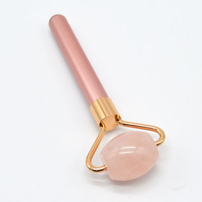 Un rouleau de massage facial en quartz rose naturel pour un teint rafraîchi et revitalisé
