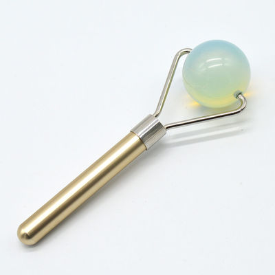 Un rouleau de massage facial en quartz rose naturel pour un teint rafraîchi et revitalisé