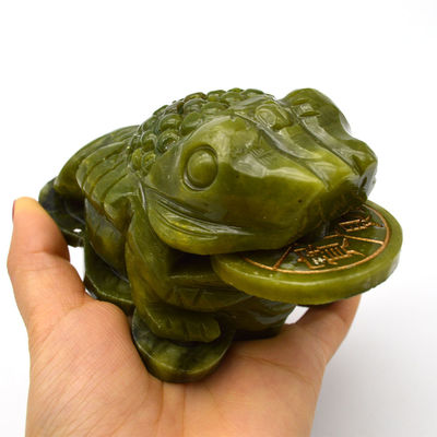 La sculpture de crapauds de jade vert pour la prospérité financière dans le fengshui