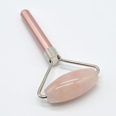 Un rouleau de massage facial en quartz rose naturel pour un teint rafraîchi et revitalisé