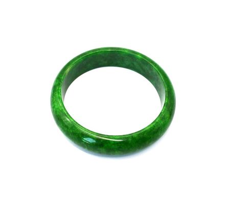 Des bracelets en jade vert en émail d'amour Des bracelets en jade féminin Un bracelet en jade naturel en Birmanie Un article chaud pour les amateurs de Feng Shui