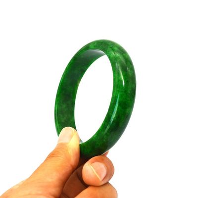 Des bracelets en jade vert en émail d'amour Des bracelets en jade féminin Un bracelet en jade naturel en Birmanie Un article chaud pour les amateurs de Feng Shui