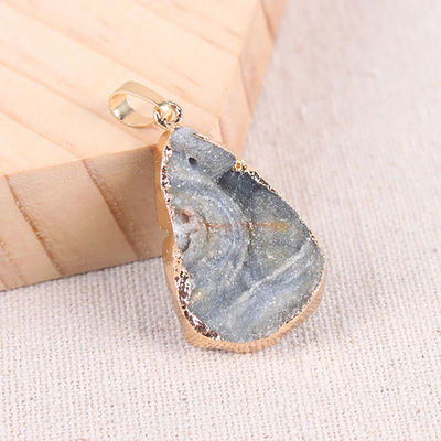 Collier d'agate en tranches d'art argenté / oré bord Feng Shui thème design unique artisanal