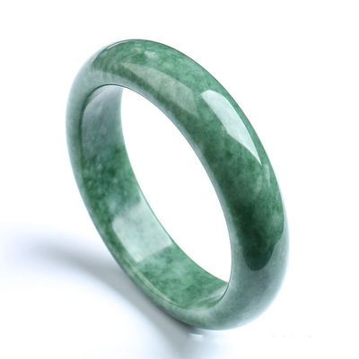 Un bracelet en jade vert foncé, un bijou intemporel pour votre collection
