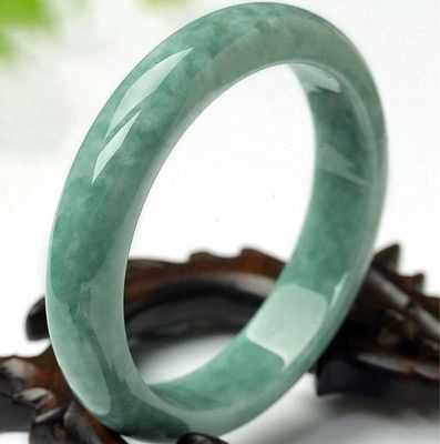 Un bracelet en jade vert foncé, un bijou intemporel pour votre collection