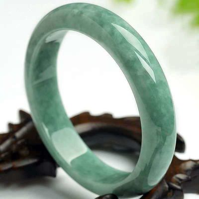 Un bracelet en jade vert foncé, un bijou intemporel pour votre collection