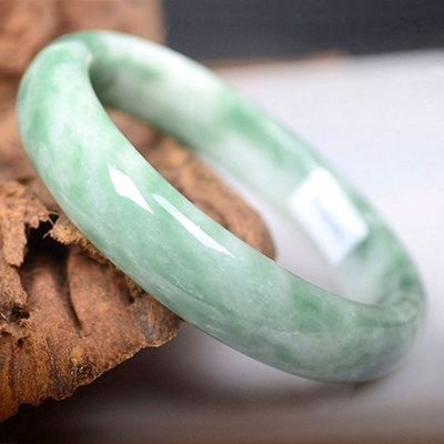Un bracelet en jade vert foncé, un bijou intemporel pour votre collection