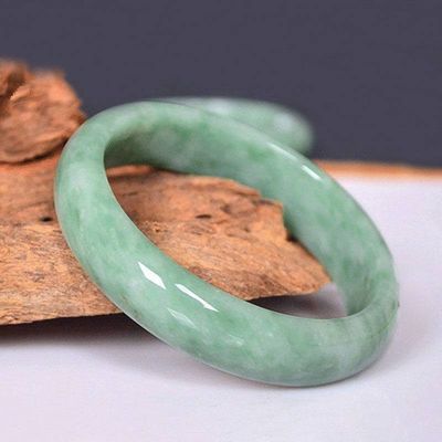 Un bracelet en jade vert foncé, un bijou intemporel pour votre collection