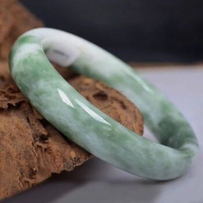 Un bracelet en jade vert foncé, un bijou intemporel pour votre collection