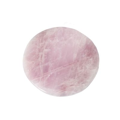 La pierre précieuse est une pierre précieuse de couleur rose.