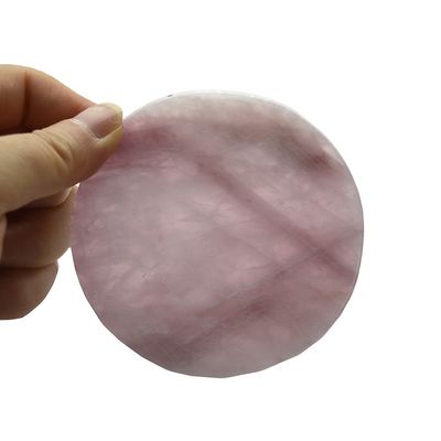 La pierre précieuse est une pierre précieuse de couleur rose.