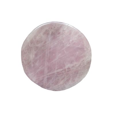 La pierre précieuse est une pierre précieuse de couleur rose.
