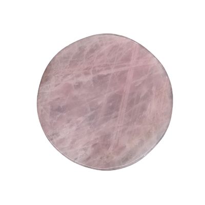 La pierre précieuse est une pierre précieuse de couleur rose.
