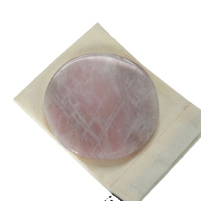 La pierre précieuse est une pierre précieuse de couleur rose.
