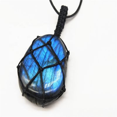 Collier en pierre de lune avec pendentif en jade sculpté à la main en tricot et en design Pendentifs de charme lunaire