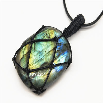 Collier en pierre de lune avec pendentif en jade sculpté à la main en tricot et en design Pendentifs de charme lunaire