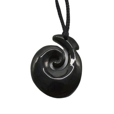 Pendentif en forme de crochet en néphrite de jade éternité avec finition polie et sculpture Maori Koru de Zélande