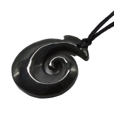 Pendentif en forme de crochet en néphrite de jade éternité avec finition polie et sculpture Maori Koru de Zélande