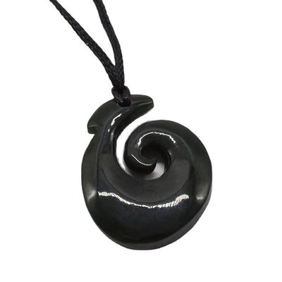 Pendentif en forme de crochet en néphrite de jade éternité avec finition polie et sculpture Maori Koru de Zélande