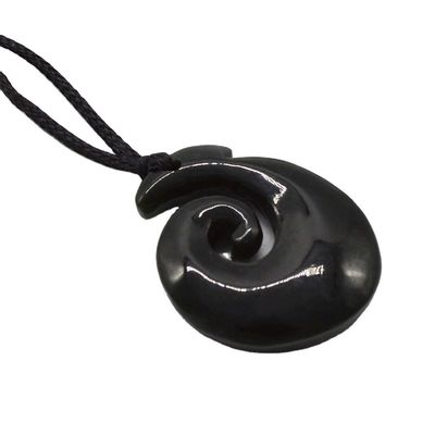 Pendentif en forme de crochet en néphrite de jade éternité avec finition polie et sculpture Maori Koru de Zélande
