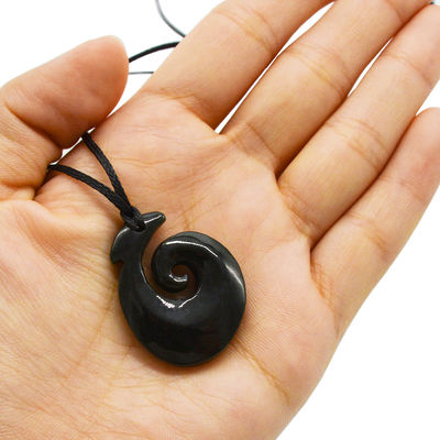 Pendentif en forme de crochet en néphrite de jade éternité avec finition polie et sculpture Maori Koru de Zélande