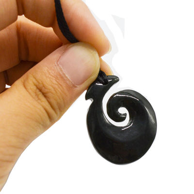 Pendentif en forme de crochet en néphrite de jade éternité avec finition polie et sculpture Maori Koru de Zélande