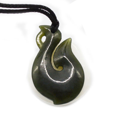 Caractéristique régionale Nephrite vert naturel Jade Petit Collier d'infini maori stylisé avec un design en forme de S