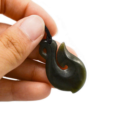 Caractéristique régionale Nephrite vert naturel Jade Petit Collier d'infini maori stylisé avec un design en forme de S