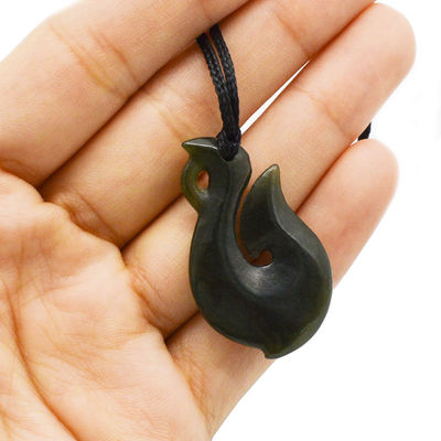 Caractéristique régionale Nephrite vert naturel Jade Petit Collier d'infini maori stylisé avec un design en forme de S