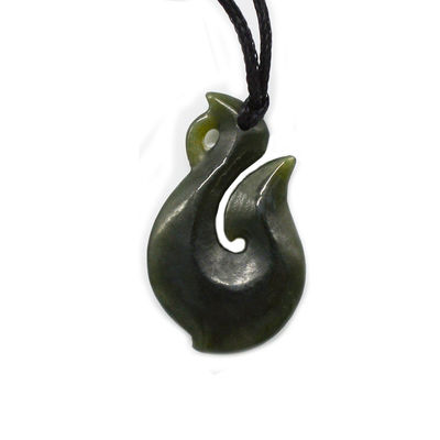 Caractéristique régionale Nephrite vert naturel Jade Petit Collier d'infini maori stylisé avec un design en forme de S