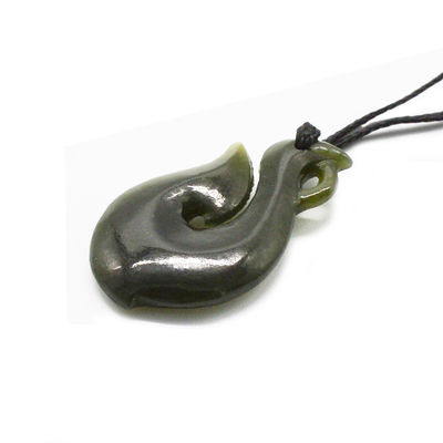 Caractéristique régionale Nephrite vert naturel Jade Petit Collier d'infini maori stylisé avec un design en forme de S