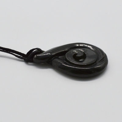 Collier en néphrite de jade chinois sculpté avec talisman de manaia gravé et gravure de type sculpté