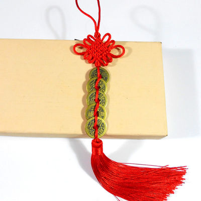 Technique de sablage Le Feng Shui chinois Le nœud rouge avec cinq pièces anciennes Symbole de richesse et de santé