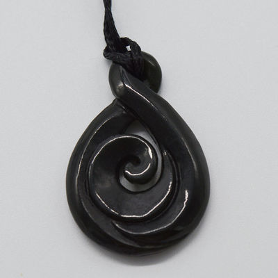 Collier en néphrite de jade chinois sculpté avec talisman de manaia gravé et gravure de type sculpté