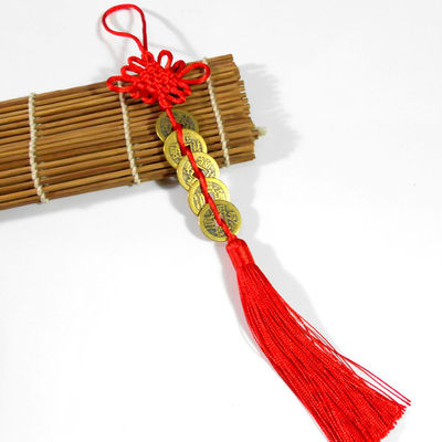 Technique de sablage Le Feng Shui chinois Le nœud rouge avec cinq pièces anciennes Symbole de richesse et de santé