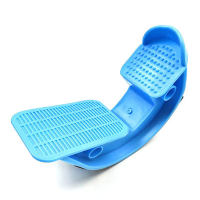 Massage et étirement des muscles des jambes facilité avec des outils d'assistance en yoga plastique