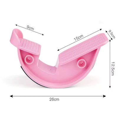 Massage et étirement des muscles des jambes facilité avec des outils d'assistance en yoga plastique