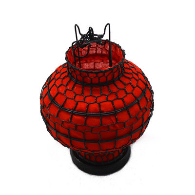 Des lanternes de Noël en tissu de fer rouge coloré dans le style Feng Shui pour une ambiance festive