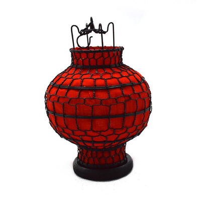 Des lanternes de Noël en tissu de fer rouge coloré dans le style Feng Shui pour une ambiance festive