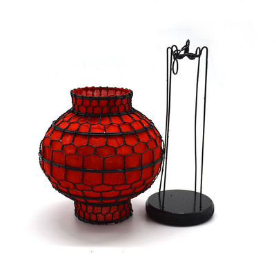 Des lanternes de Noël en tissu de fer rouge coloré dans le style Feng Shui pour une ambiance festive