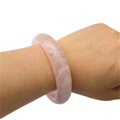 Des bracelets en rose de cristal de quartz, des bracelets ronds, des cadeaux de mariage pour les femmes et les hommes.