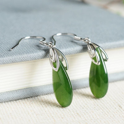 Des boucles d'oreilles en nephrite vert en jade avec impression de logo sur mesure