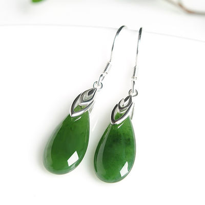 Des boucles d'oreilles en nephrite vert en jade avec impression de logo sur mesure